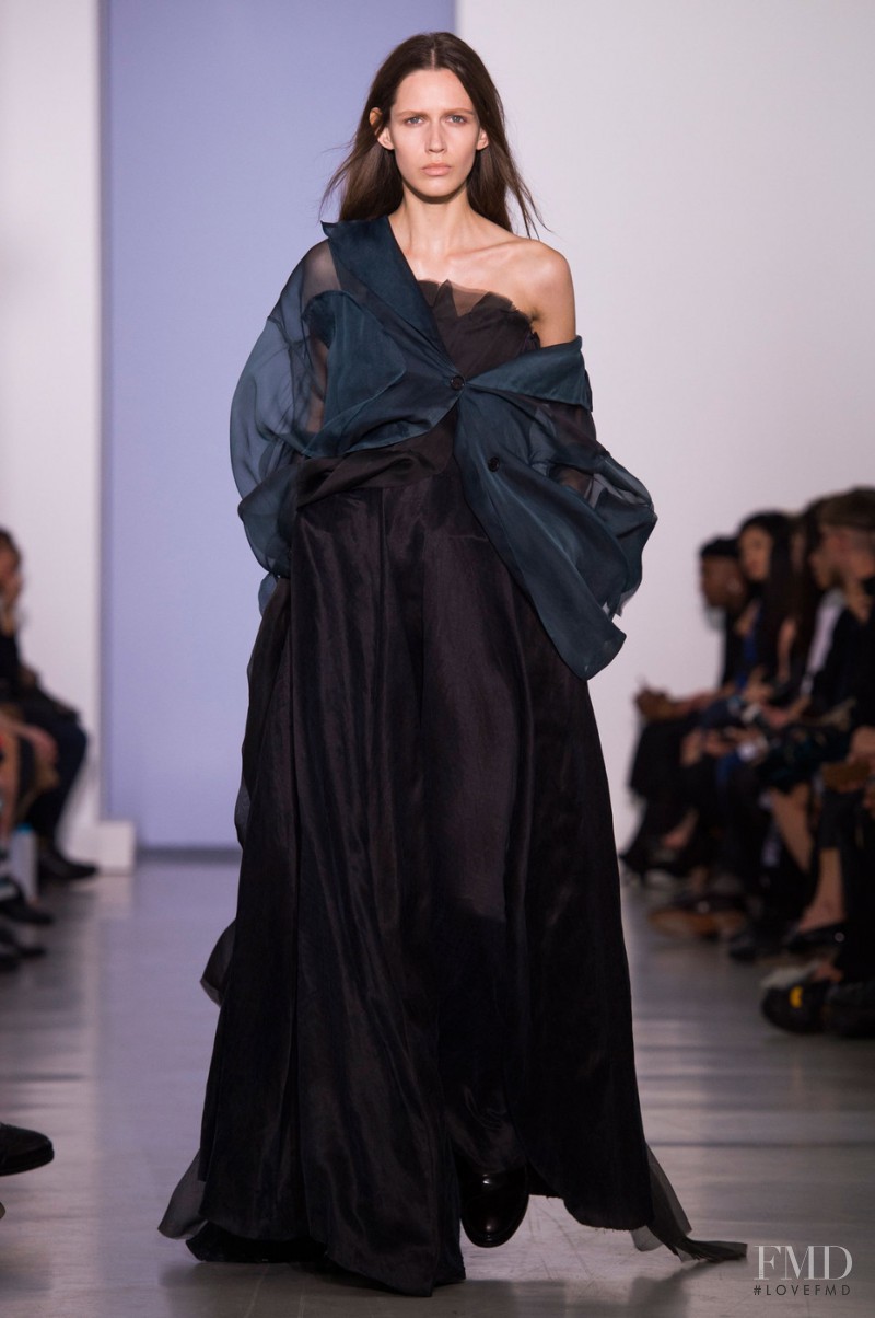 Ella Zadavysvichka featured in  the Yang Li fashion show for Spring/Summer 2015