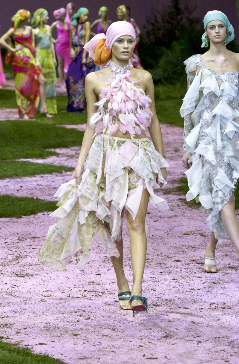 Isabeli Fontana featured in  the Emanuel Ungaro Haute-Couture fashion show for Spring/Summer 2001