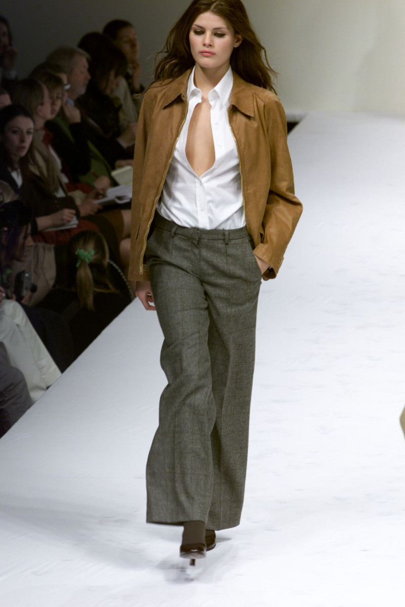 Isabeli Fontana featured in  the Sportmax fashion show for Autumn/Winter 2000