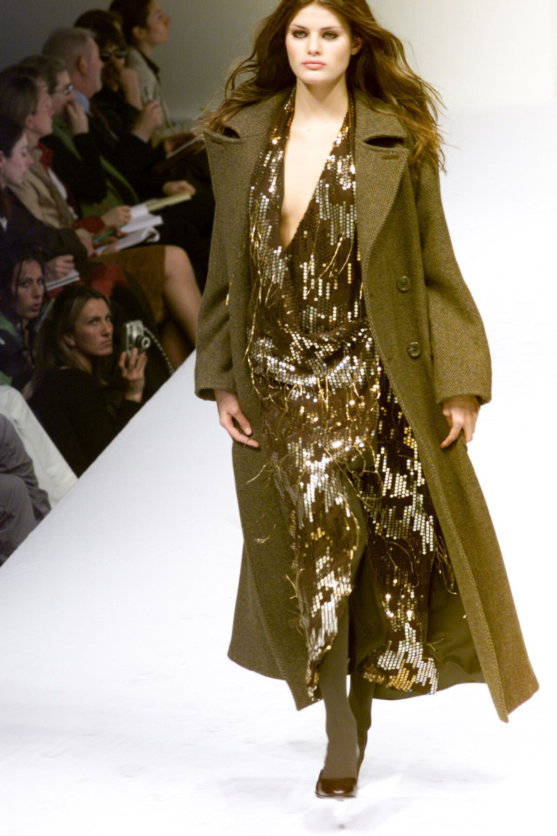 Isabeli Fontana featured in  the Sportmax fashion show for Autumn/Winter 2000