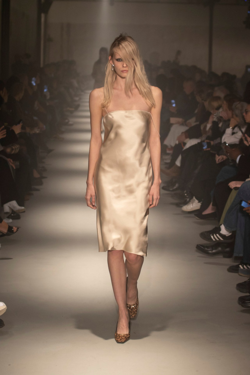 Tara Halliwell featured in  the N° 21 fashion show for Autumn/Winter 2023