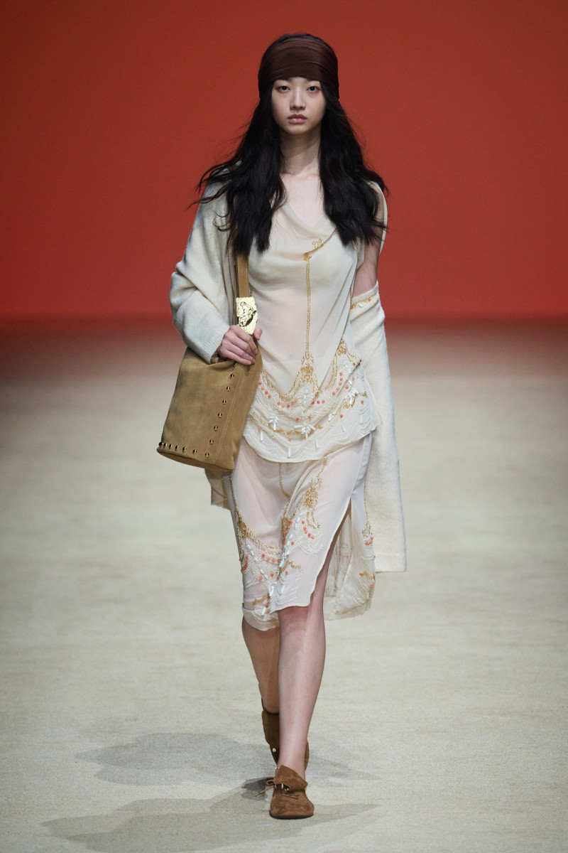 Xu Zhi fashion show for Autumn/Winter 2025