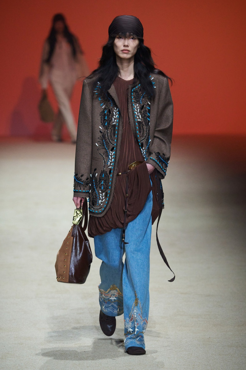 Xu Zhi fashion show for Autumn/Winter 2025