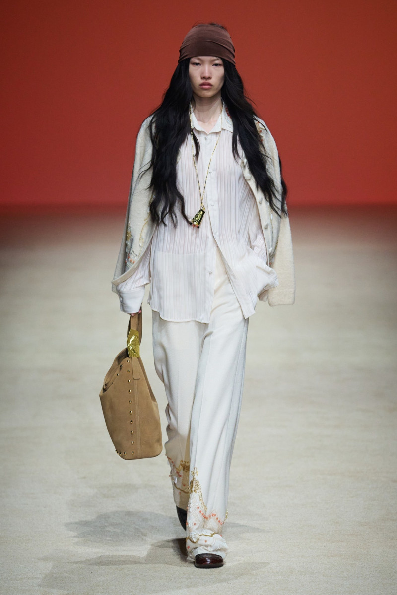 Xu Zhi fashion show for Autumn/Winter 2025