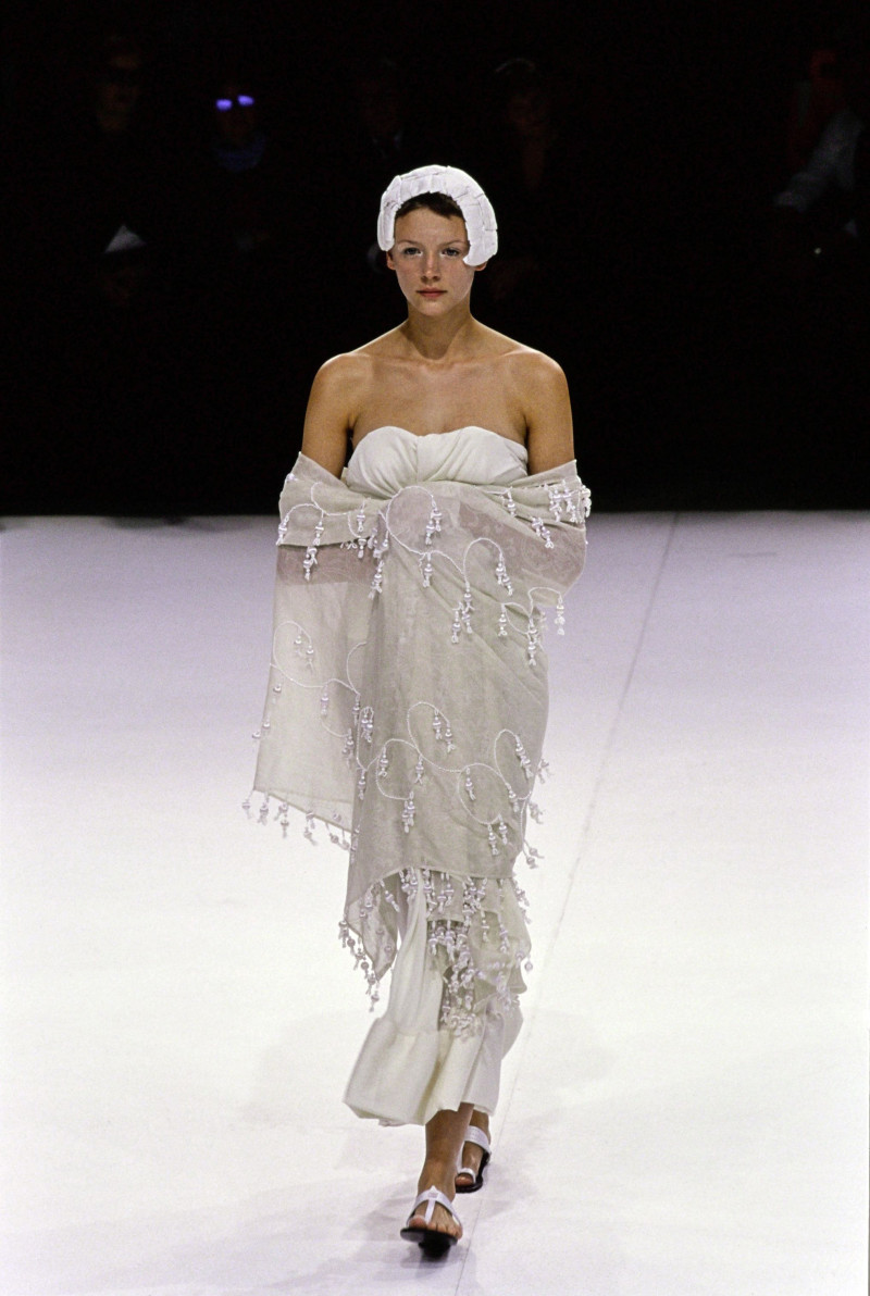 Yohji Yamamoto fashion show for Spring/Summer 1999