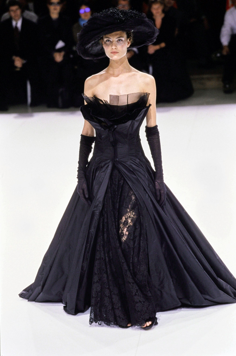 Yohji Yamamoto fashion show for Spring/Summer 1999