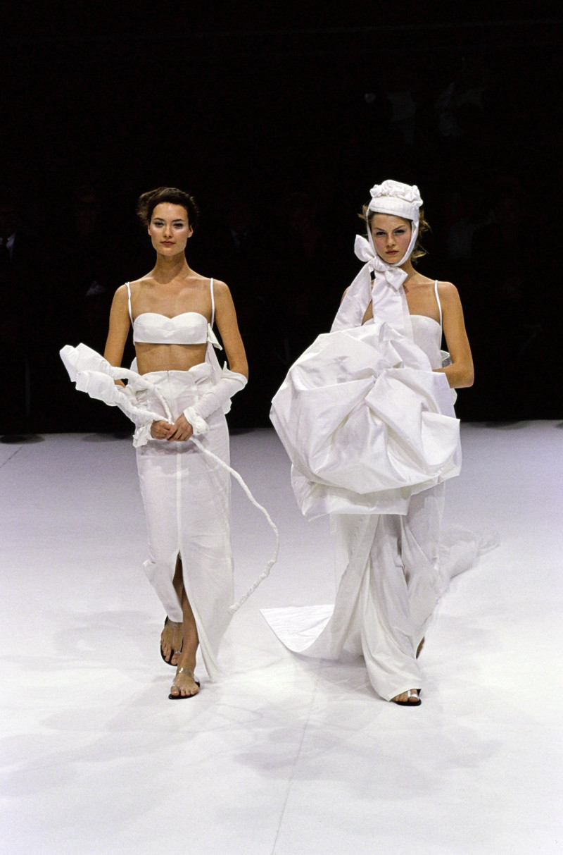 Yohji Yamamoto fashion show for Spring/Summer 1999