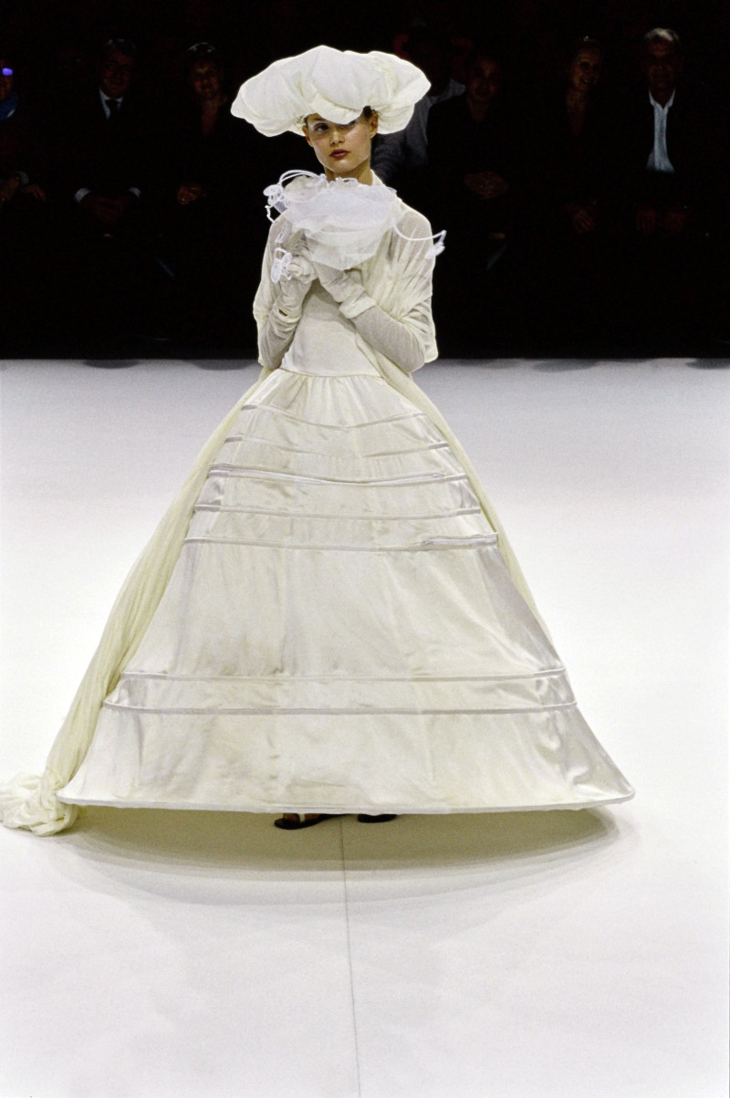 Yohji Yamamoto fashion show for Spring/Summer 1999