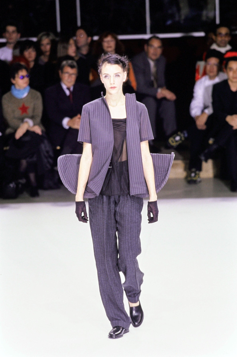 Yohji Yamamoto fashion show for Spring/Summer 1999