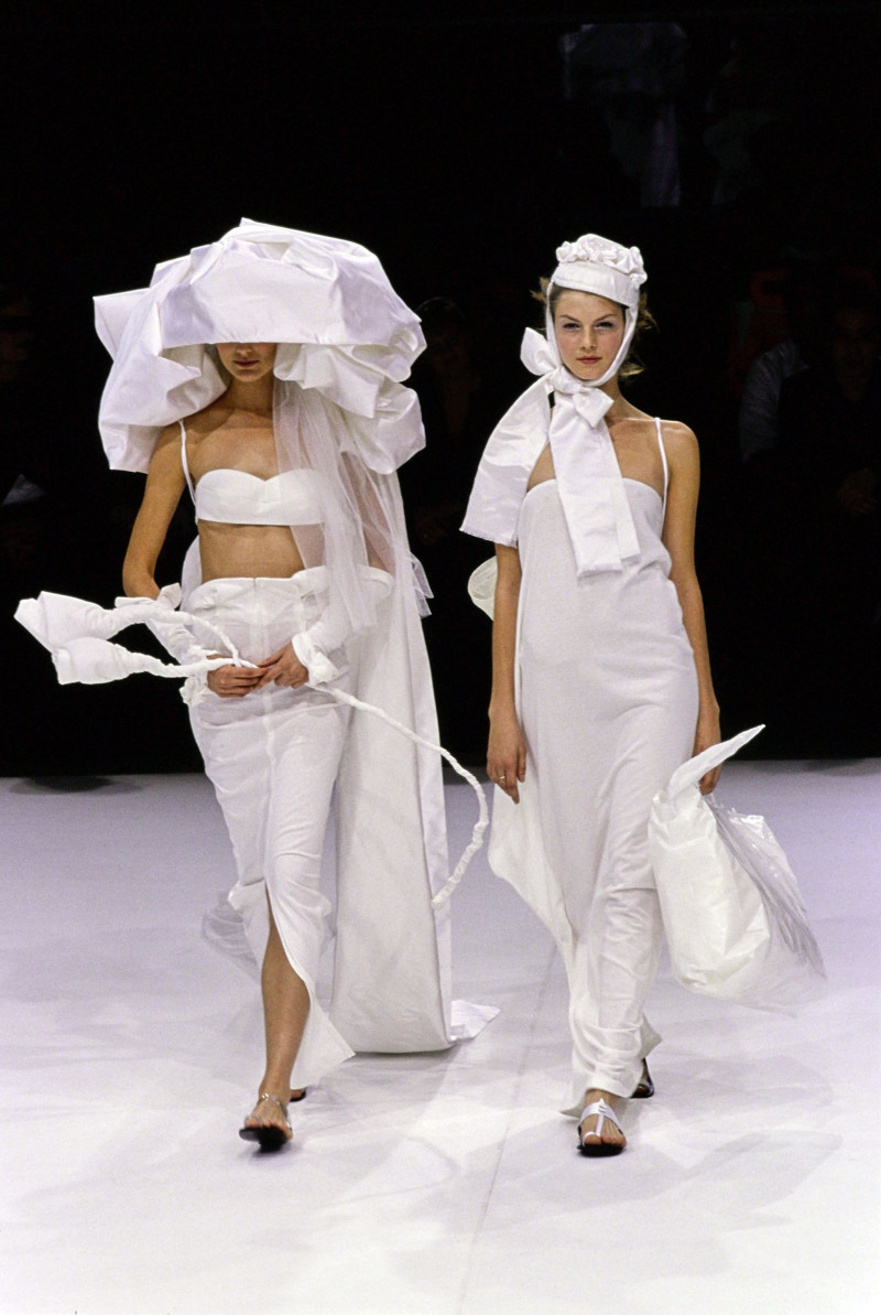 Yohji Yamamoto fashion show for Spring/Summer 1999