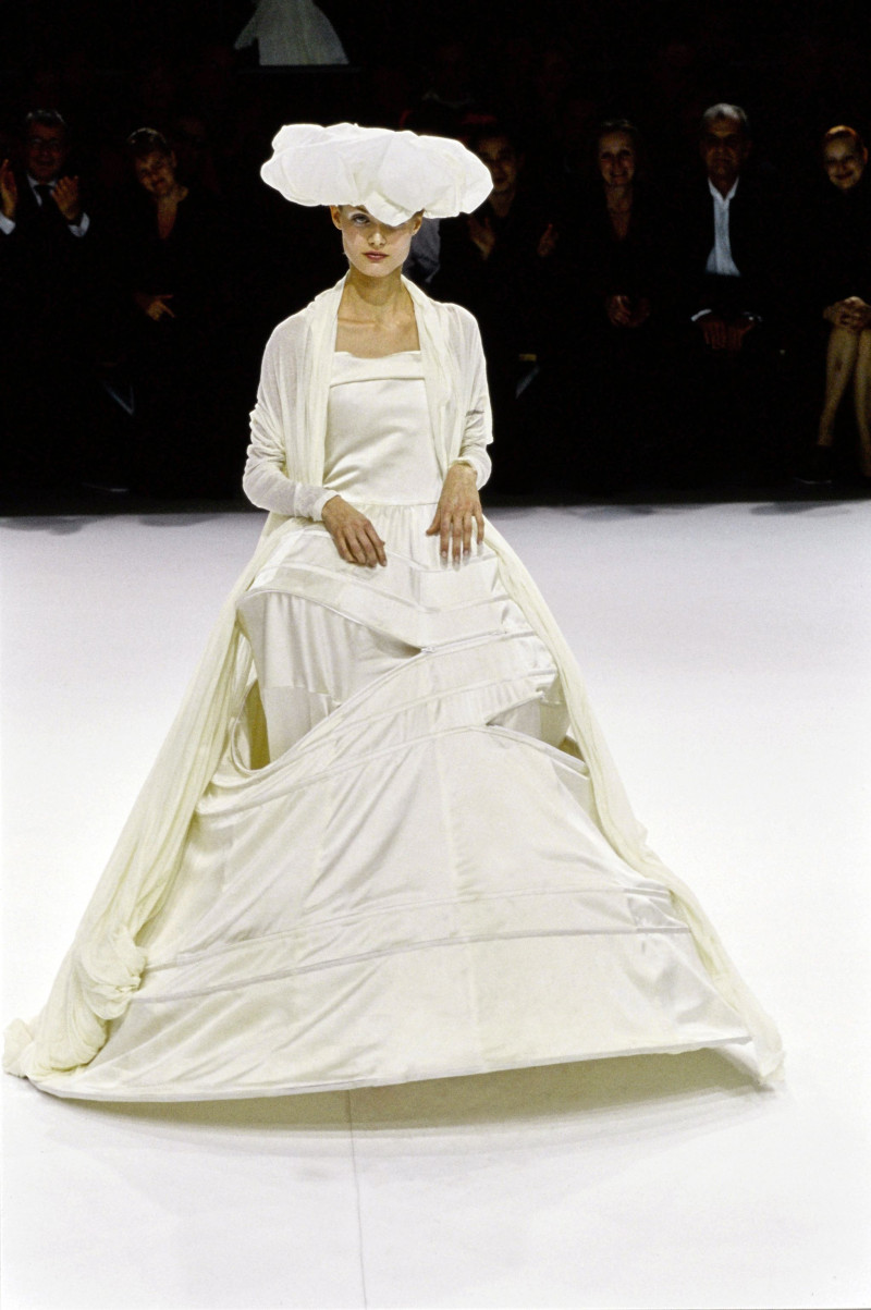 Yohji Yamamoto fashion show for Spring/Summer 1999