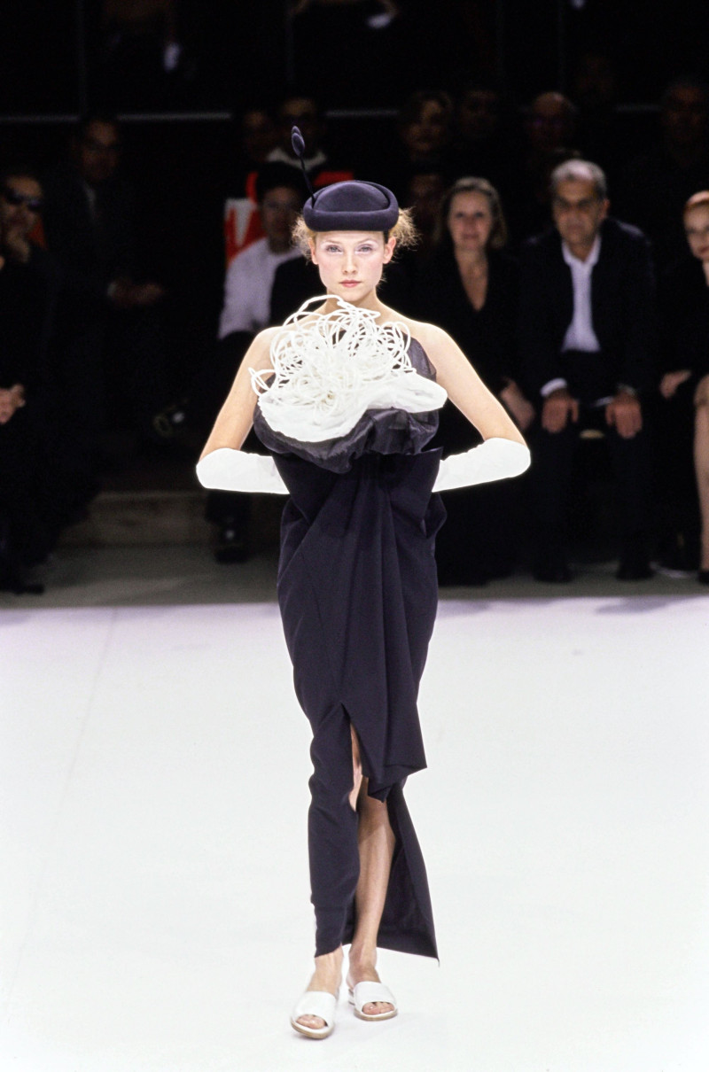 Yohji Yamamoto fashion show for Spring/Summer 1999