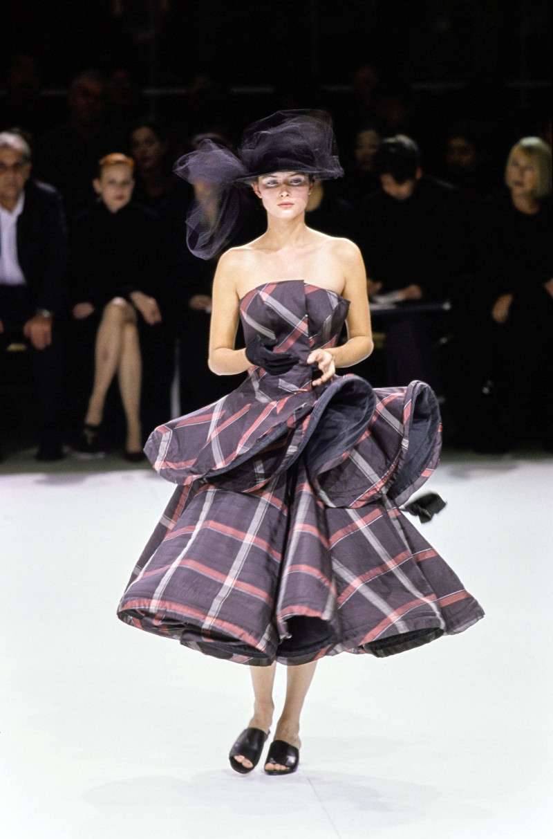 Yohji Yamamoto fashion show for Spring/Summer 1999