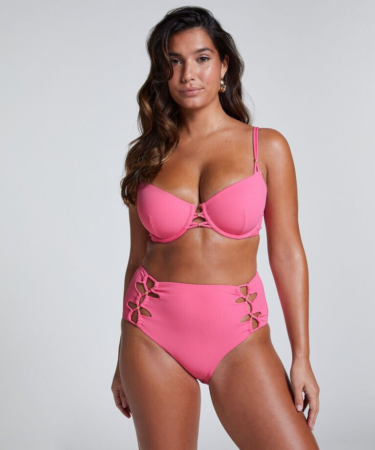 Carminho Sousa Guedes featured in  the Hunkemoller catalogue for Summer 2025