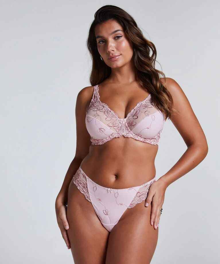 Carminho Sousa Guedes featured in  the Hunkemoller catalogue for Summer 2025