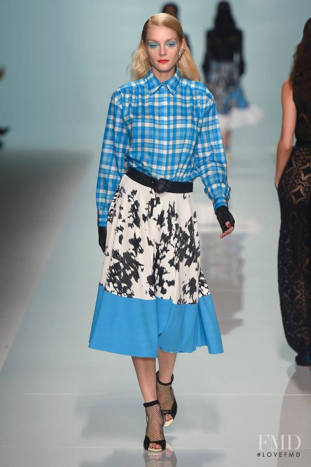 Jessica Stam featured in  the Emanuel Ungaro fashion show for Spring/Summer 2015