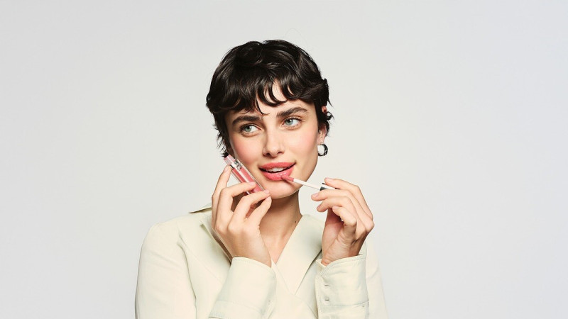 Taylor Hill featured in  the Louis Vuitton Beauty advertisement for Spring/Summer 2025