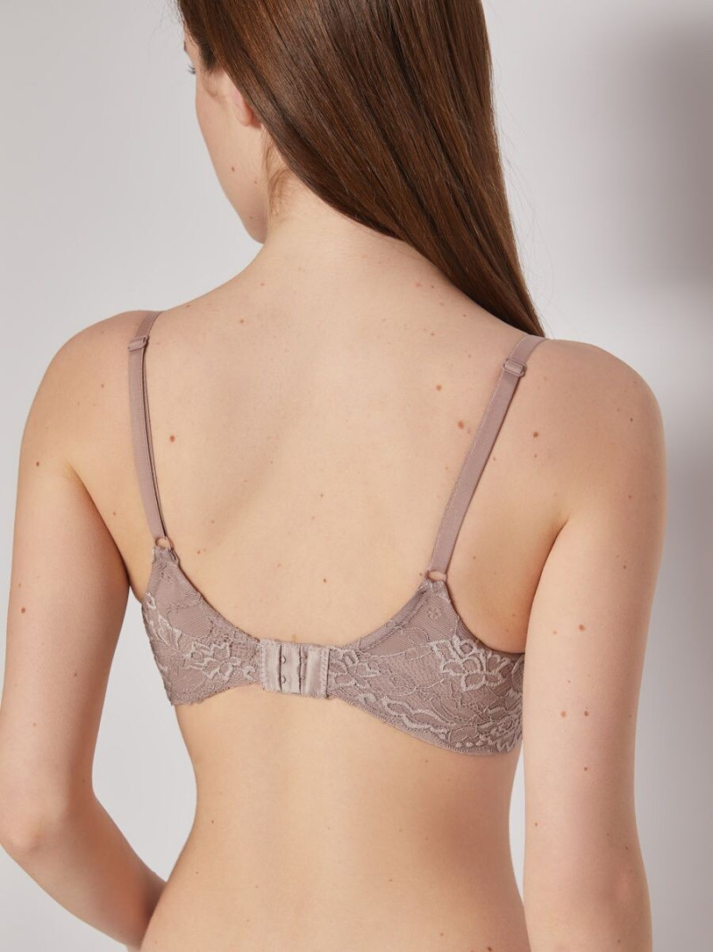 Natasha Kozyreva featured in  the Zolla catalogue for Spring/Summer 2023