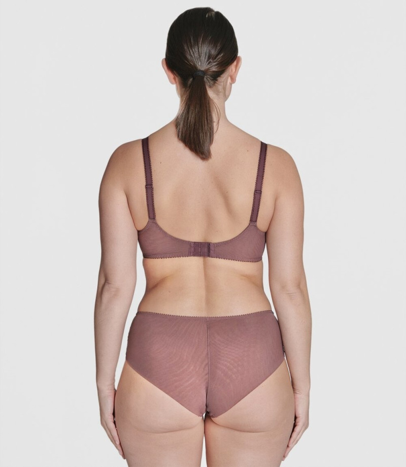 Sabrina Laporte featured in  the Simone Perele catalogue for Fall 2025