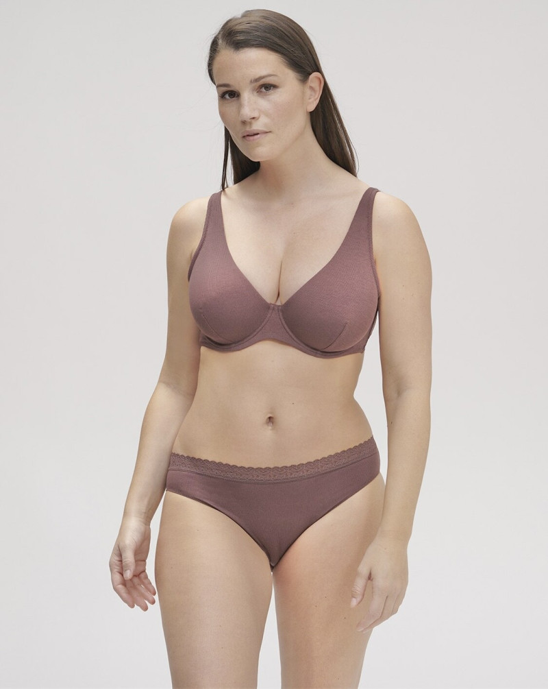 Sabrina Laporte featured in  the Simone Perele catalogue for Fall 2025