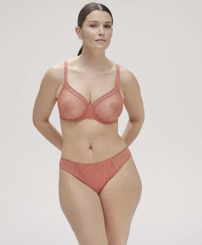 Sabrina Laporte featured in  the Simone Perele catalogue for Fall 2025
