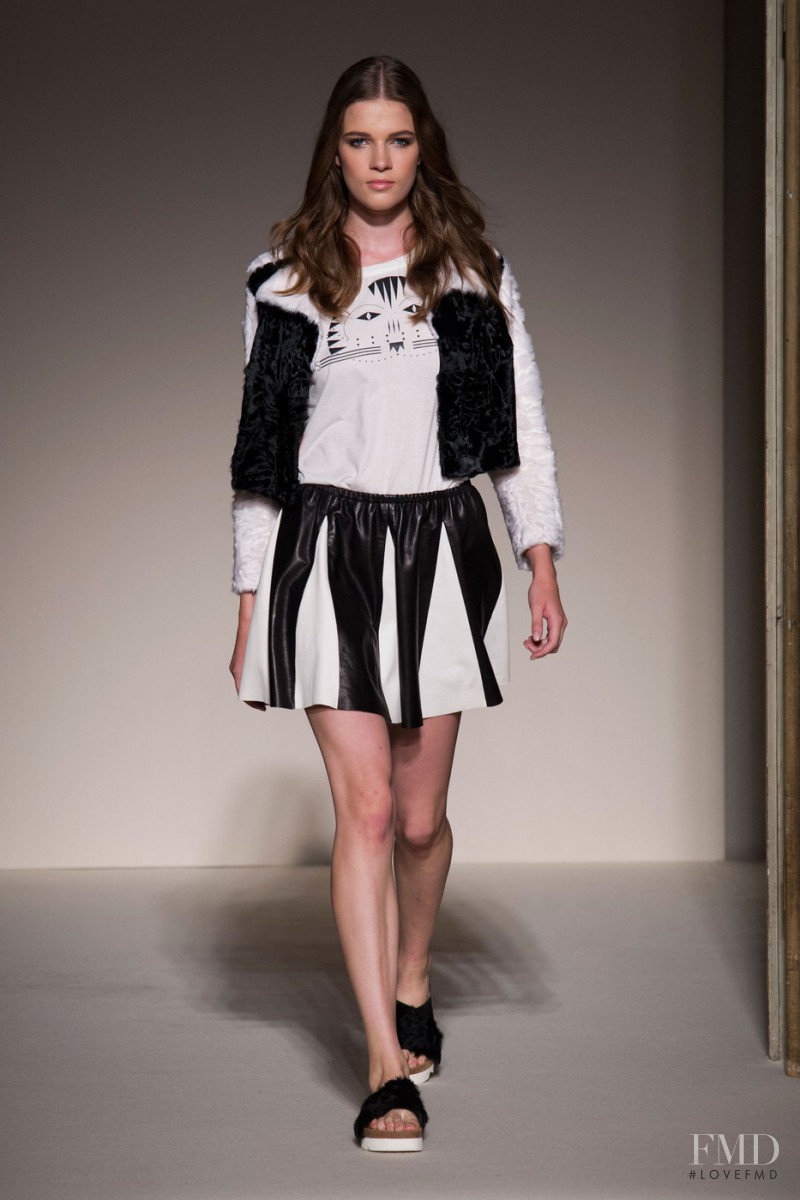 Alicia Tostmann featured in  the Simonetta Ravizza fashion show for Spring/Summer 2015