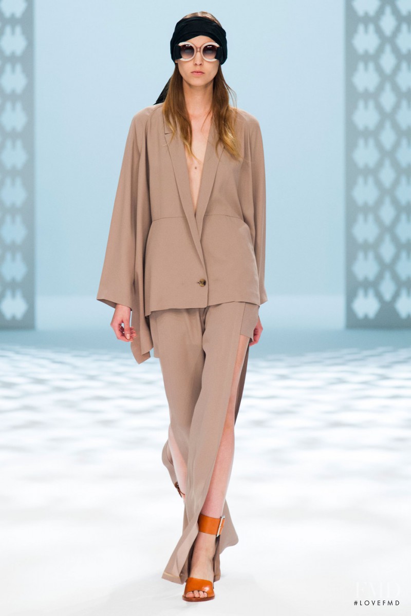 Sara Kiscinska featured in  the Hussein Chalayan fashion show for Spring/Summer 2015