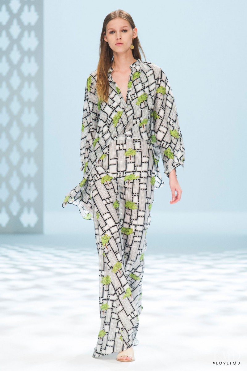 Sara Kiscinska featured in  the Hussein Chalayan fashion show for Spring/Summer 2015