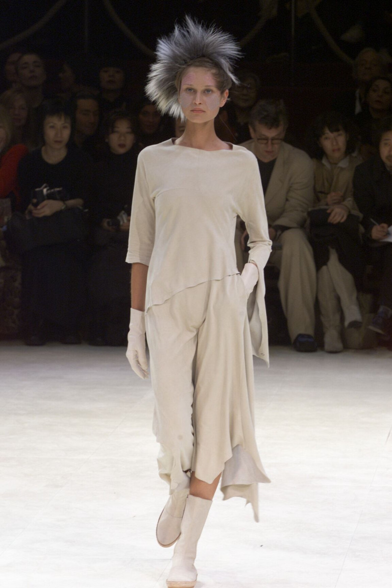 Yohji Yamamoto fashion show for Autumn/Winter 2000