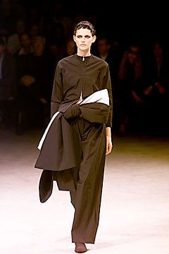 Yohji Yamamoto fashion show for Spring/Summer 2000