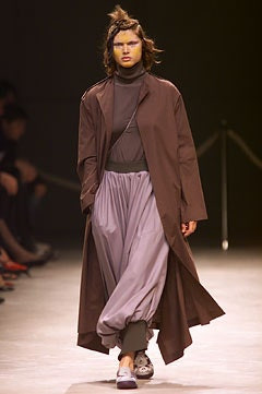 Yohji Yamamoto fashion show for Spring/Summer 2002