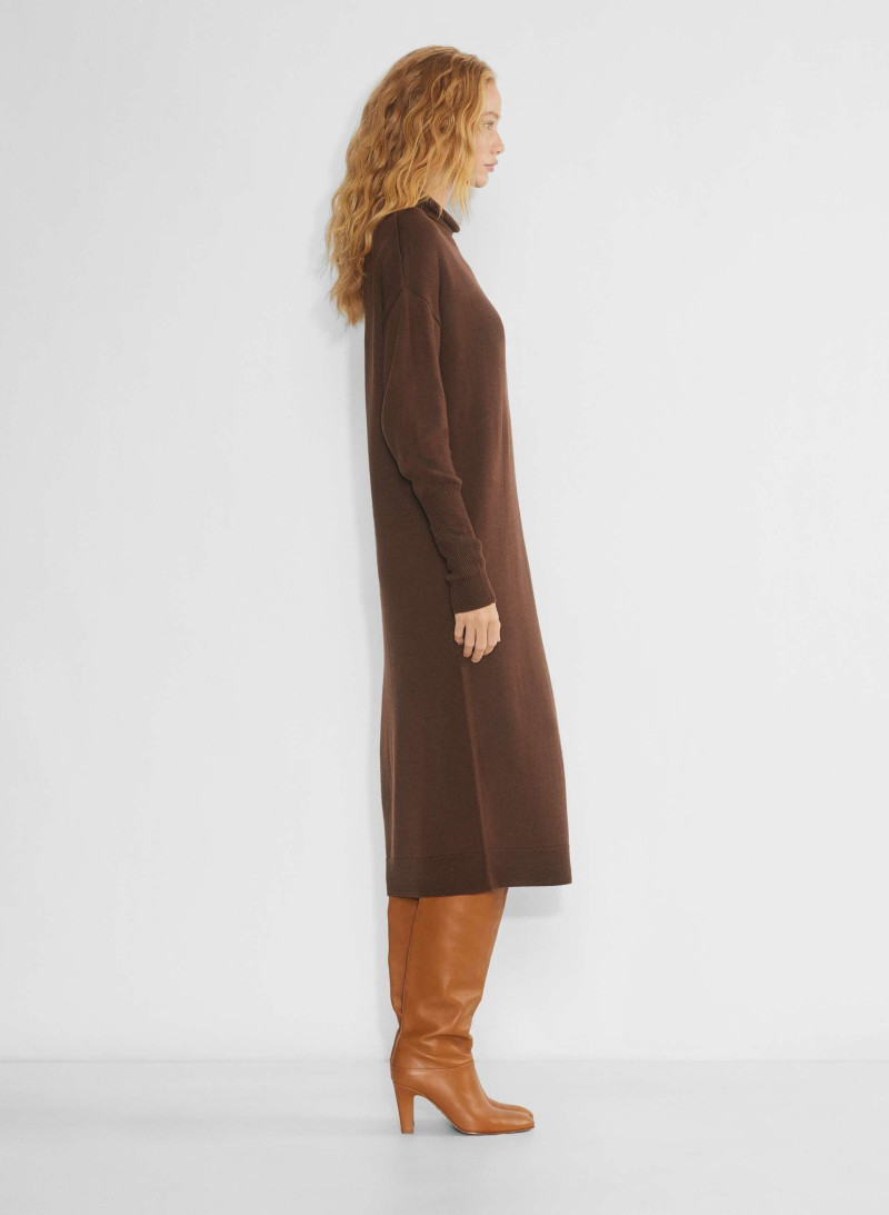 Tess Summer Carter featured in  the Aritzia catalogue for Spring/Summer 2025