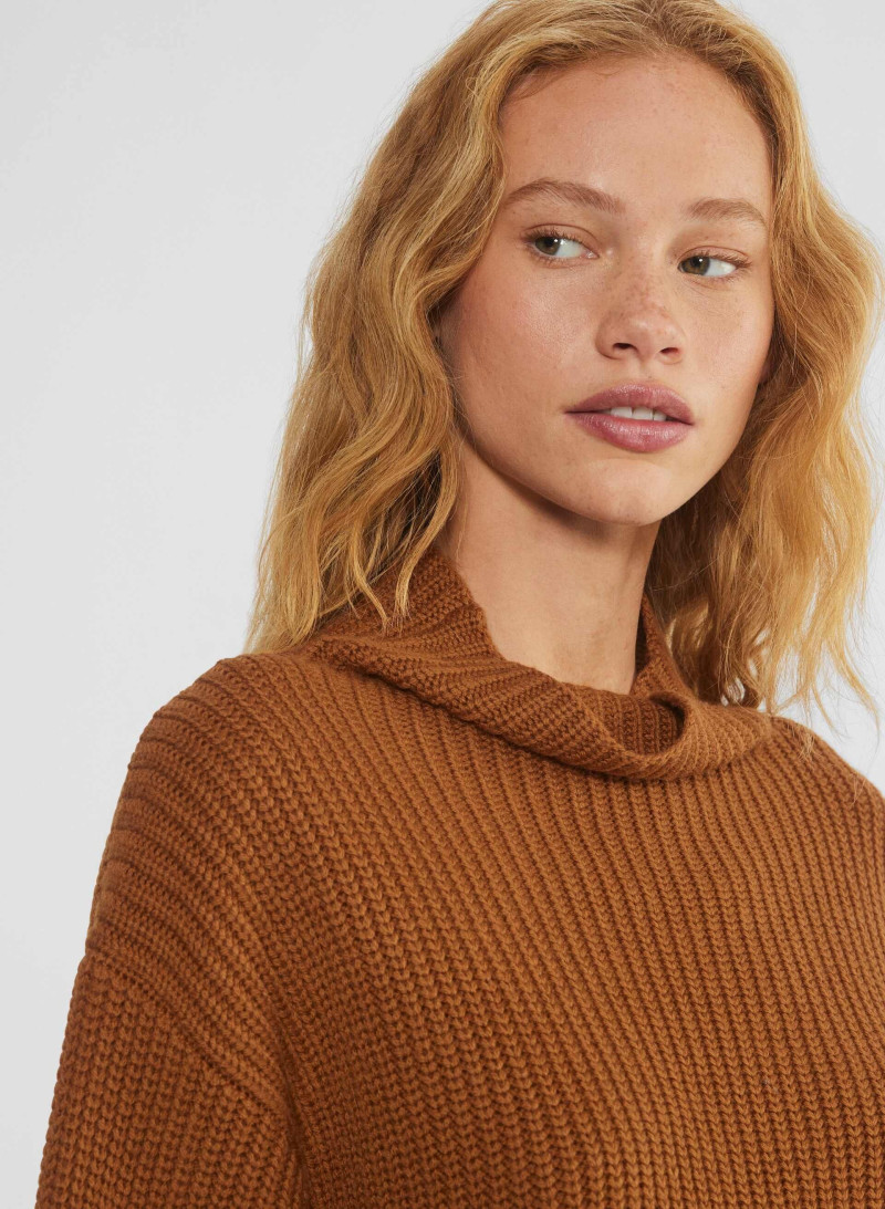 Tess Summer Carter featured in  the Aritzia catalogue for Spring/Summer 2025