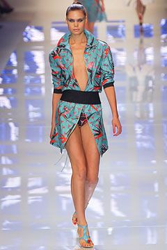 Versus fashion show for Spring/Summer 2004