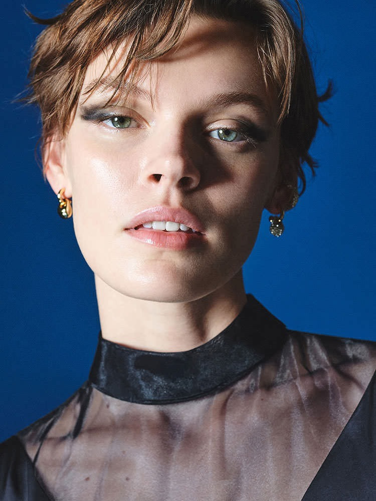 Cara Taylor featured in  the Cos Sweden advertisement for Winter 2022