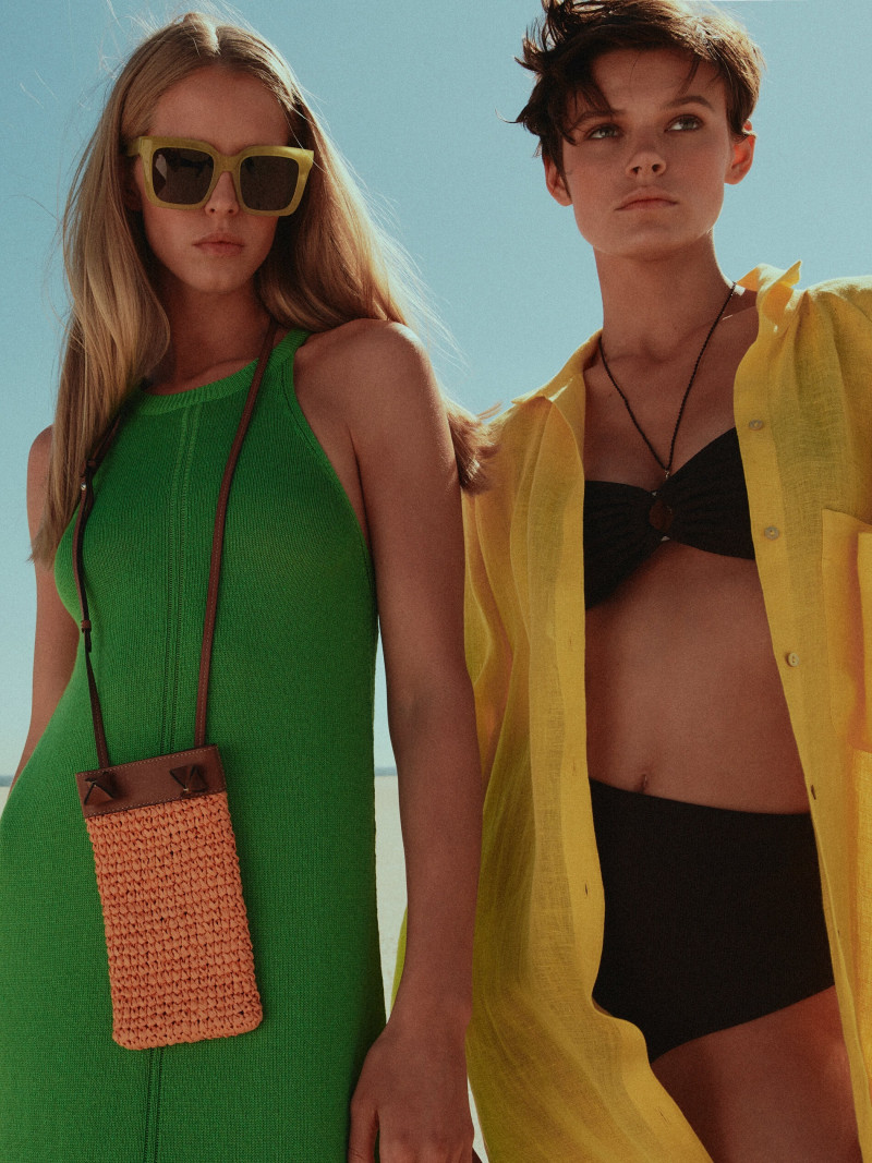 Cara Taylor featured in  the Massimo Dutti advertisement for Summer 2022