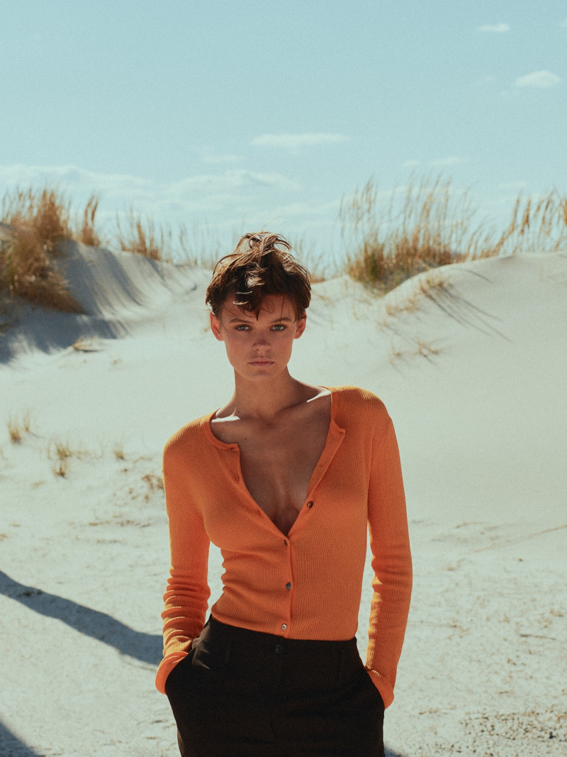 Cara Taylor featured in  the Massimo Dutti advertisement for Summer 2022