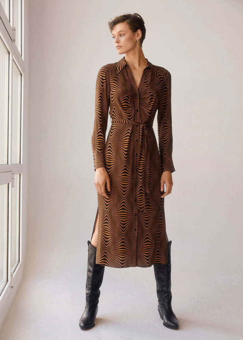 Cara Taylor featured in  the Mango Retro Exuberance catalogue for Spring/Summer 2022