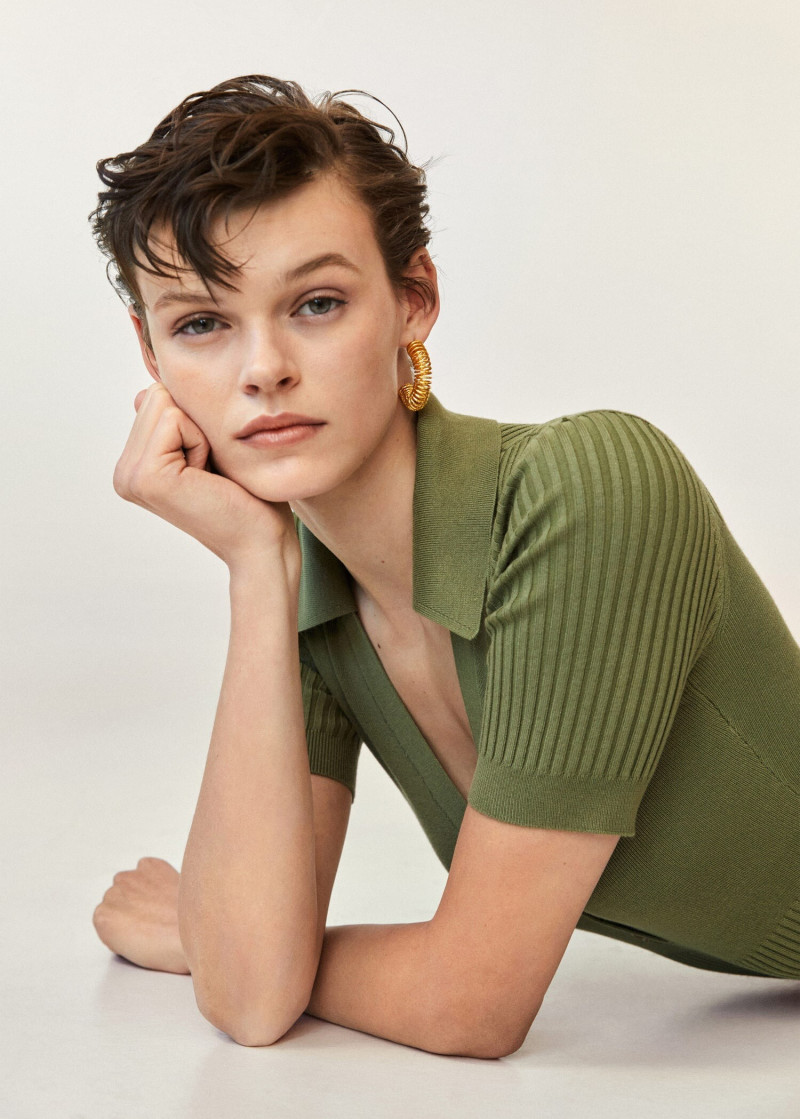 Cara Taylor featured in  the Mango Retro Exuberance catalogue for Spring/Summer 2022