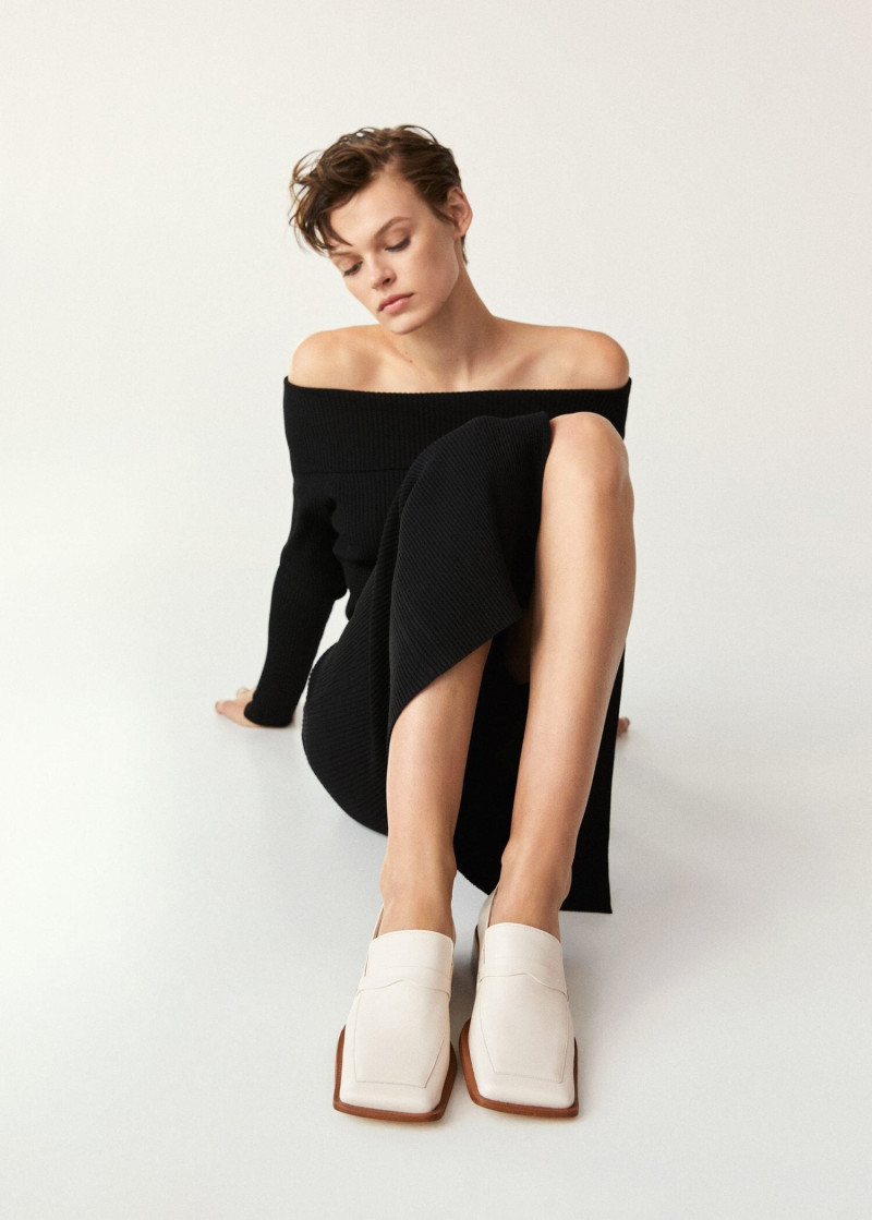 Cara Taylor featured in  the Mango Retro Exuberance catalogue for Spring/Summer 2022
