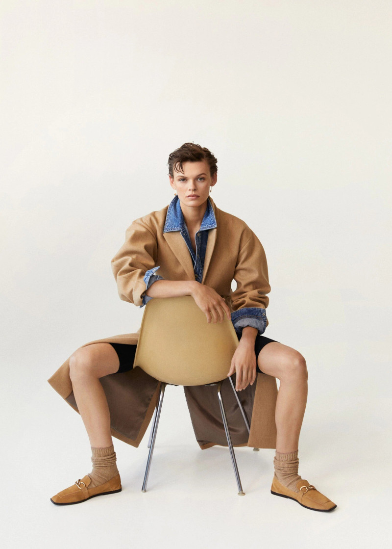 Cara Taylor featured in  the Mango Retro Exuberance catalogue for Spring/Summer 2022