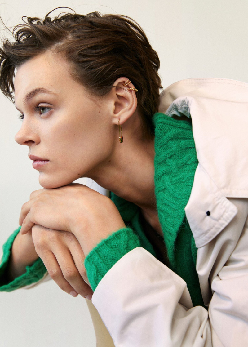 Cara Taylor featured in  the Mango Retro Exuberance catalogue for Spring/Summer 2022