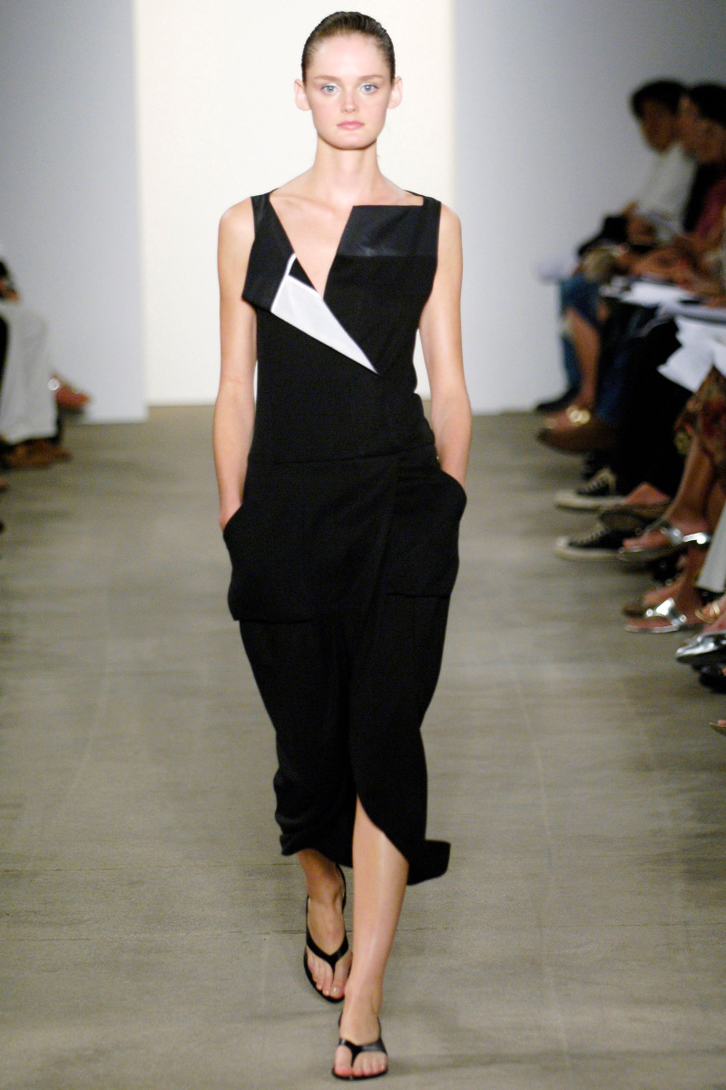 Narciso Rodriguez fashion show for Spring/Summer 2006