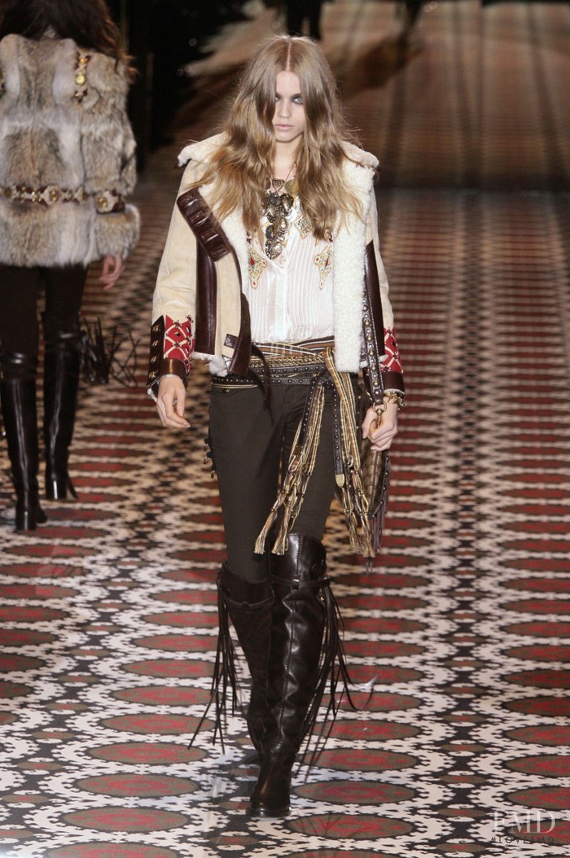 Abbey Lee Kershaw featured in  the Gucci fashion show for Autumn/Winter 2008