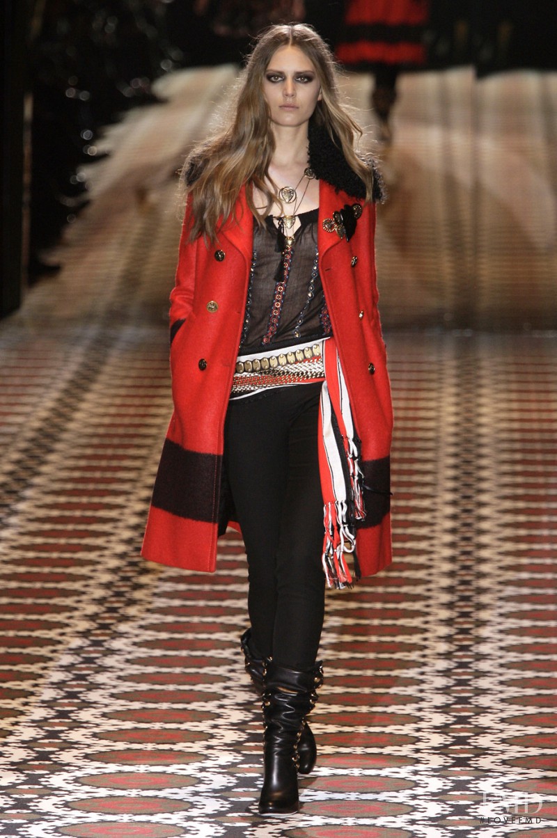 Yana Karpova featured in  the Gucci fashion show for Autumn/Winter 2008