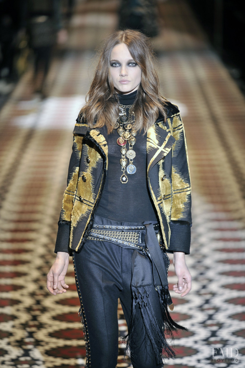 Karmen Pedaru featured in  the Gucci fashion show for Autumn/Winter 2008