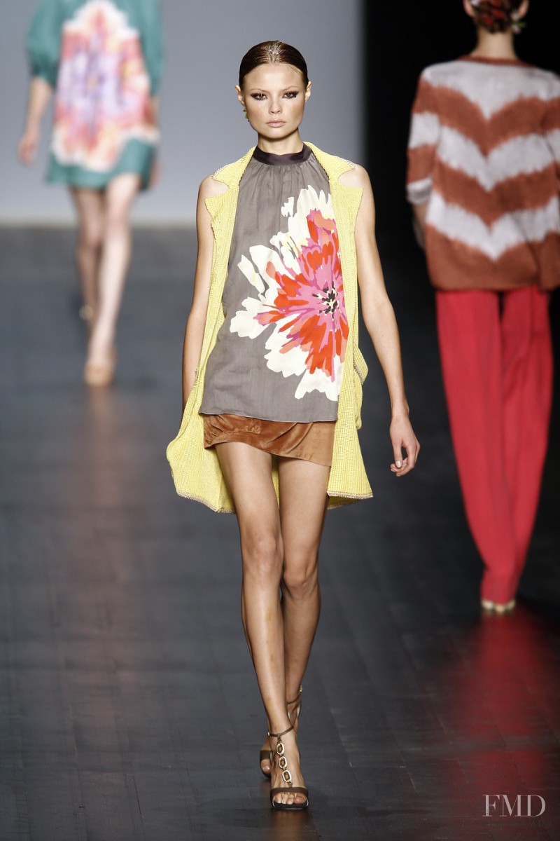 Magdalena Frackowiak featured in  the Missoni fashion show for Spring/Summer 2008
