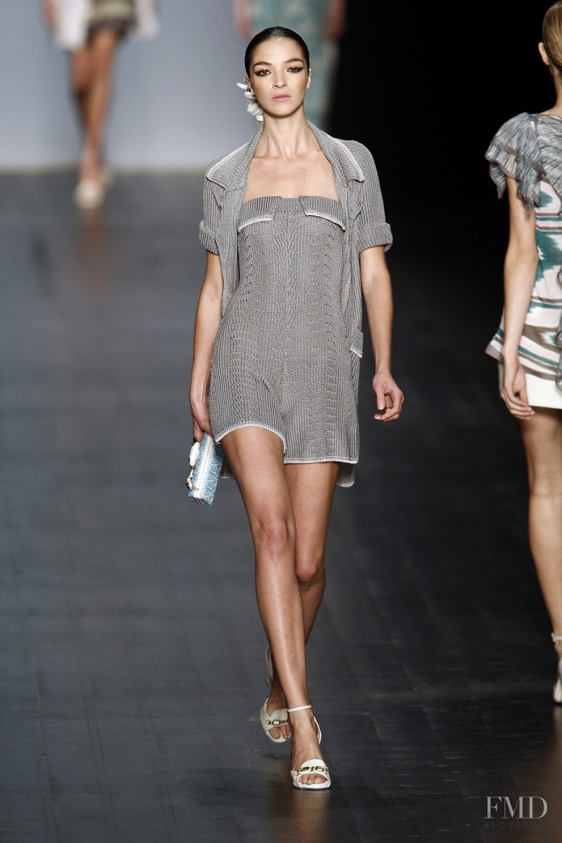 Mariacarla Boscono featured in  the Missoni fashion show for Spring/Summer 2008
