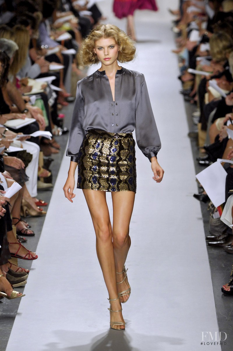 Maryna Linchuk featured in  the Derek Lam fashion show for Spring/Summer 2008