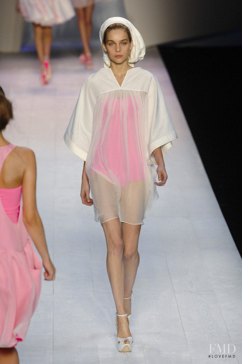 Kim Noorda featured in  the Giambattista Valli fashion show for Spring/Summer 2008